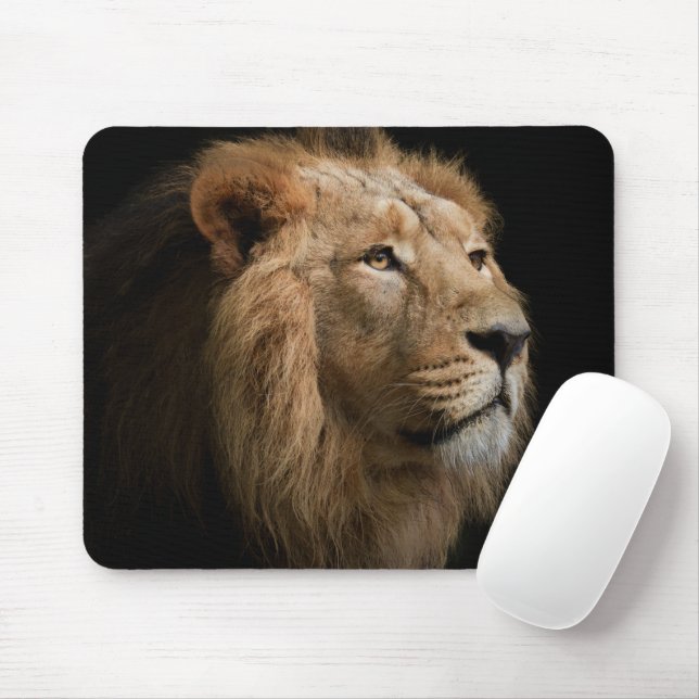 Leistungsstarkes Löwenportrait mit dunklem Hinterg Mousepad (Mit Mouse)