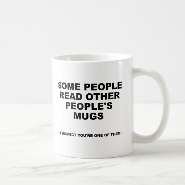 Lektüre der lustigen Mugge anderer Kaffeetasse (Rechts)