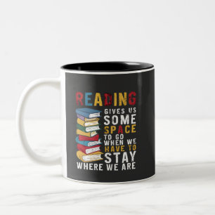 Lektüre gibt uns etwas Platz zum sonnigen Sprichwo Zweifarbige Tasse