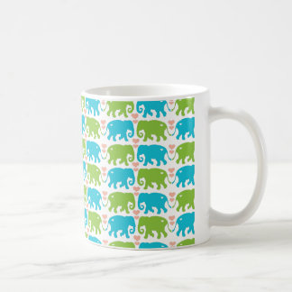 L'éléphant étreint la tasse de café