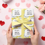 Lemon auf Blue Tiles Brautparty Wrapping Paper Geschenkpapier Set<br><div class="desc">Fügen Sie Ihren Brautparty Geschenken eine Touch Eleganz und persönlichen Charme mit unserem Personalisierten Brautparty mediterranes Wrapping Paper hinzu. Dieses exquisite Verpackungspapier wurde entworfen, um den fröhlichen Anlass eines Brautparty zu feiern, mit zarten blauen Fliesen und Zitronenmustern in hübschen Tönen, die Romantik und Eleganz ausstrahlen. Das Verpackungspapier zeigt schöne, mediterrane...</div>