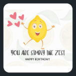 Lemon Cartoon Frucht Happy Birthday Funny Birthday Quadratischer Aufkleber<br><div class="desc">Für Liebhaber von niedlichen Punts und Witzen, insbesondere Zitronen, sowie für Erwachsene und Kinder ist dieser Geburtstagsaufkleber mit einem niedlichen Cartoon Zitrone und dem Aufdruck "You Are Simply The Zest" ein lustiger Geburtstagsticker, der sich auf Ihre Geschenkverpackung bezieht. Warum nicht kaufen Geschenkverpackung und eine Karte des gleichen Designs zu koordinieren...</div>