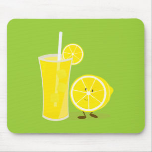 Lemon-Charakter stehend neben Limonade Mousepad