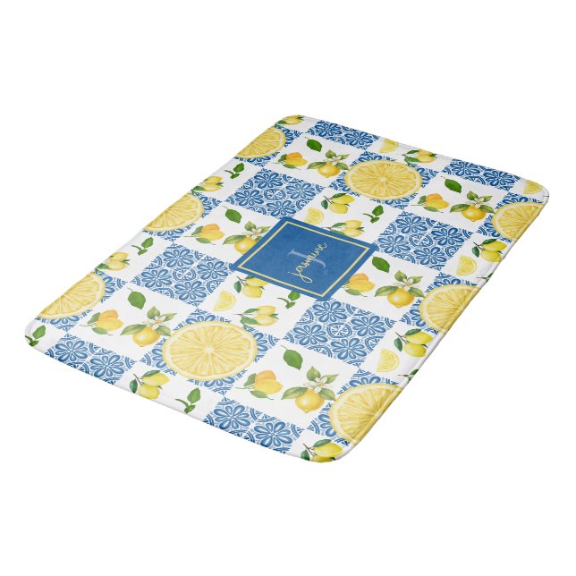 Lemon Monogram Name French Country Tile Pattern Badematte (Schrägansicht)