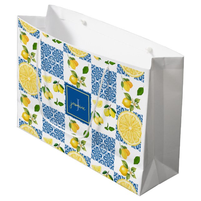 Lemon Monogram Name French Country Tile Pattern Große Geschenktüte (Vorderseite Schrägansicht)