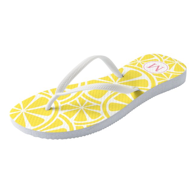 Lemon Slices Monogram Yellow and Pink Flip Flops (Schrägansicht)