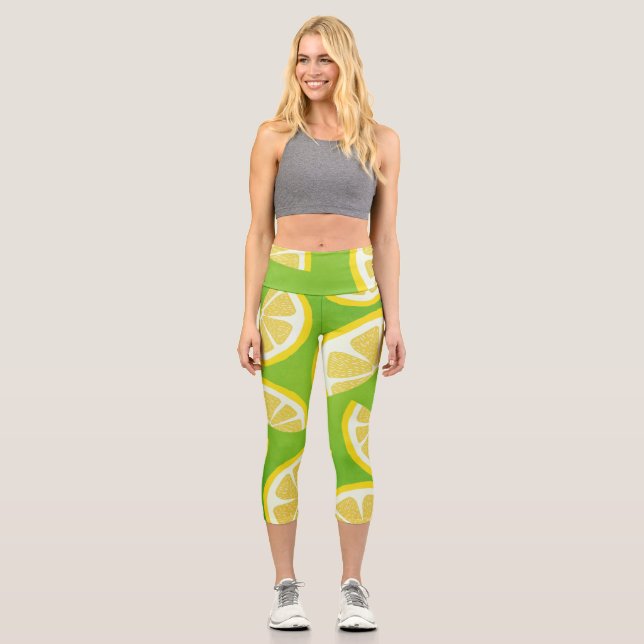 Lemon Slices on Lime Green Background Capri Leggings (Vorderseite)