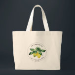 Lemon Theme Wedding Welcome Bags Jumbo Stoffbeutel<br><div class="desc">Beginnen Sie Ihre Gäste stilvoll mit diesen zauberhaften Hochzeitsgeschenktaschen mit exklusiven Aquarellkunst von Victoria Grigaliunas of Do Tell A Belle. Diese lebhaften Geschenktaschen sorgen für eine gelungene Mischung aus Eleganz und Brautparty. 🍋 Anpassbare Vorlage - Personalisieren Sie Ihre Beuteln mit Namen, Daten oder einer speziellen Nachricht mithilfe der einfach zu...</div>