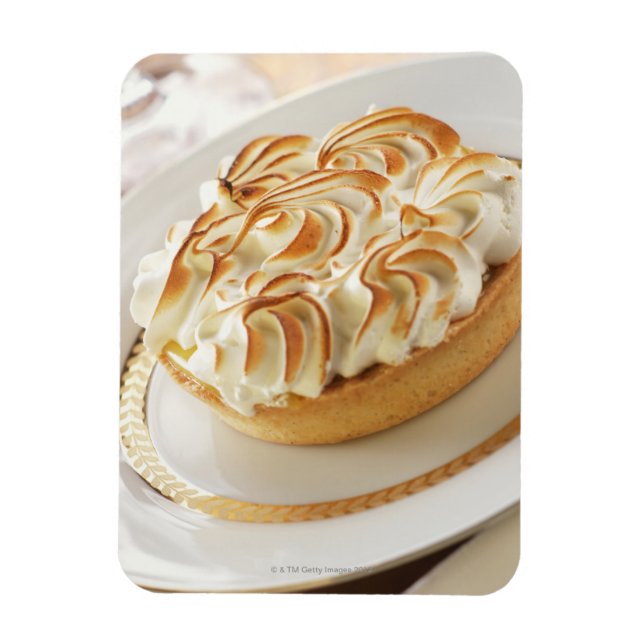 Lemonstrart mit gebackener Meringue auf Platte Magnet (Vertikal)