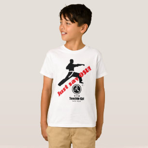 L'enfant "disent juste le T-shirt de karaté d'Osu