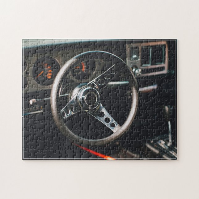 Lenkrad im Innern eines klassischen Oldtimers (Horizontal)