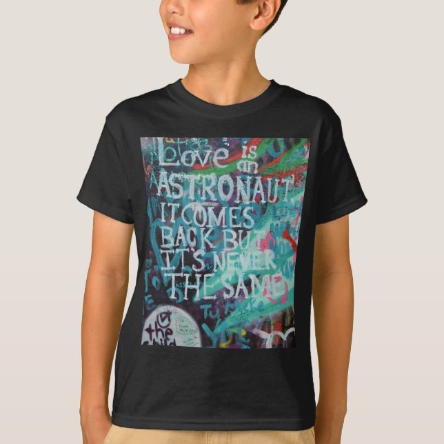 Lennon Wall: Liebe ist wie ein Astronaut-Graffiti T-Shirt (Vorderseite)