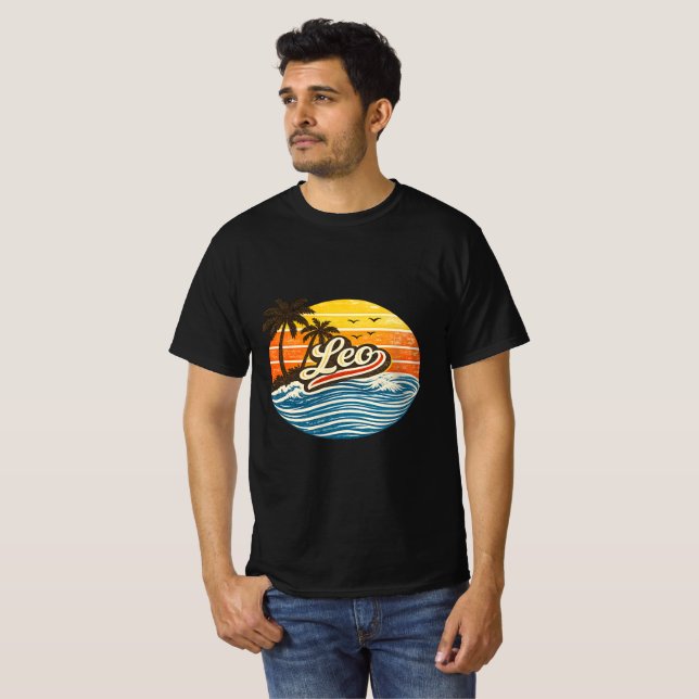 Leo Retro Sunset Name Design T-Shirt (Vorne ganz)