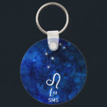 Leo Zodiac Constellation Dark Blue Galaxy Monogram Schlüsselanhänger<br><div class="desc">Leo Zodiac Constellation Dark Blue Galaxy Monogram Design. Mit trendigem Pinsel Script-Schriftart, dunkelblauem Himmelswasserhintergrund, leuchtender Sternkonstellation und dem Löwensymbol Modernes Astrologisches Geburtszeichen Horoskop, ist perfekt für jeden Leo Geburtstag Vom 23. Juli - August 22 ! Mit optionalen Mit Monogramm Anfangsbuchstaben (oder Leerzeichen verlassen). Ein tolles Geschenk für Junge und Mädchen,...</div>