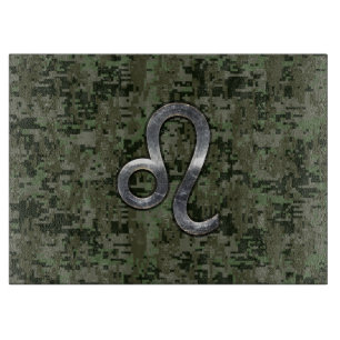 Leo Zodiac-Symbol auf der digitalen Woodland-Camou Schneidebrett
