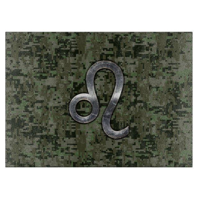 Leo Zodiac-Symbol auf der digitalen Woodland-Camou Schneidebrett (Vorderseite)