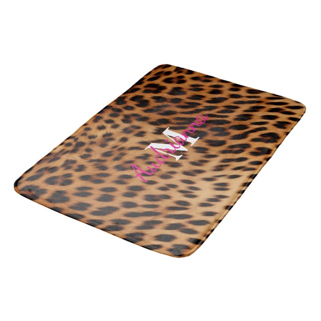Leopard Animal Print Monogram Badematte (Schrägansicht)