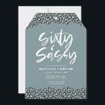 Leopard drucken schwarz-weiß sechzig und sass 60. ankündigung<br><div class="desc">Leopardprint und Schwarz-Weiß 60 und sassy 60. Geburtstagsfeier Einladung. Teil einer lustigen Sammlung von Trend-Tierschriften. Die Hintergrundfarbe kann geändert werden.</div>