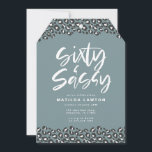 Leopard drucken schwarz-weiß sechzig und sass 60. ankündigung<br><div class="desc">Leopardprint und Schwarz-Weiß 60 und sassy 60. Geburtstagsfeier Einladung. Teil einer lustigen Sammlung von Trend-Tierschriften. Die Hintergrundfarbe kann geändert werden.</div>