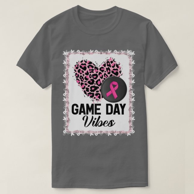 Leopard Hockey Puck Game Day Vibes Brustkrebs A T-Shirt (Design vorne)
