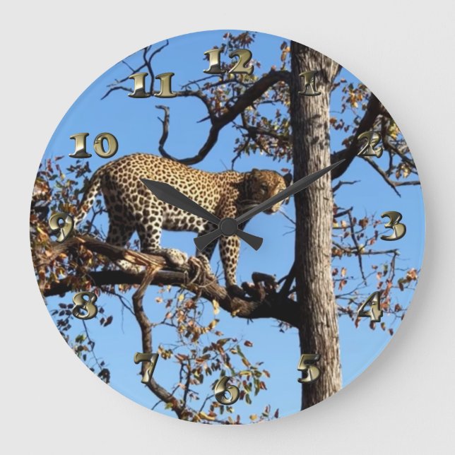Leopard in einem Baum in Afrika Große Wanduhr (Vorderseite)