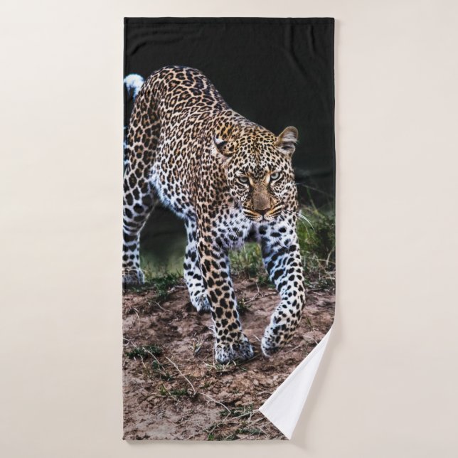 LEOPARD LÄUFT IN FREIER WILDBAHN BADEHANDTUCH (Badehandtuch)