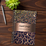 Leopard Muster braun schwarze Bronze 2023 Planer<br><div class="desc">Elegant, cool, glamourös und feminin mit braunem, goldfarbenem und schwarzem Leopardenmuster, mit goldenen Konfetti dekoriert. Personalisieren Sie Ihren Namen und fügen Sie ihn hinzu. Ein großes Imitat bronze metallisch aussehend Band. Vorlage für ein Jahr, schwarze Buchstaben. Der Name ist mit einem modernen handgeschriebenen Stilskript geschrieben. Ideal für Unternehmerinnen, Make-up Künstler,...</div>
