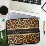 Leopard Muster Brawn & Gold Foil Streifen Name Laptopschutzhülle<br><div class="desc">Mit unserem Leopard-Muster Brown & Gold Foil Strip Name Laptop Sleeve glänzen Sie Ihre Technik hoch! Schützen Sie Ihr Notebook stilvoll mit diesem luxuriösen und schicken Laptop-Ärmel. Mit einem ausgeklügelten braunen Leopardenhautmuster aus Bronze und einer glamourösen Goldfolie und einem braunen Streifen kann dieser Ärmel in eleganter Goldskripttypografie mit Ihrem Namen...</div>