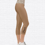 Leopard Muster Om Symbol Capri Leggings<br><div class="desc">Leopardenmuster Das Om-Symbol ist auf dem Bund gekachelt, die Capri-Leggings sind hellbraun. Name in schwarz auf außerhalb des rechten Kalbes. Ändern oder entfernen Sie den Namen einfach mit der bereitgestellten Vorlage. Es gibt genügend Platz für einen vollständigen Namen oder anderen Text. Größen von XS (0-2) bis XL (16) Ich lese...</div>