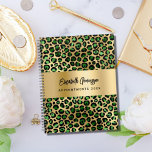 Leopard Muster Smaragdgrünes Gold 2025 Planer<br><div class="desc">Elegant,  cool,  glamourös und feminin mit smaragdgrün und Imitaten goldenen Leopardenmuster. Personalisieren Sie Ihren Namen und fügen Sie ihn hinzu. Personalisieren und fügen Sie Ihren Namen und ein Jahr. Der Name ist mit einem modernen handgeschriebenen Stilskript geschrieben. Ideal für Unternehmerinnen,  Make-up Künstler,  Ladenbesitzer,  Berater.</div>