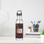 Leopard pattern brown black golden bronze monogram edelstahlflasche<br><div class="desc">Elegant,  glamourös und feminin mit braunen,  goldenen und schwarzen Leoparden,  mit goldenen Konfetti dekoriert. Vorlage für Ihren Namen. Ein bronzefarbenes Imitat. Fügen Sie Ihren Namen und den Monogramm-Buchstaben,  Schwarz-Weiß-Text hinzu.</div>