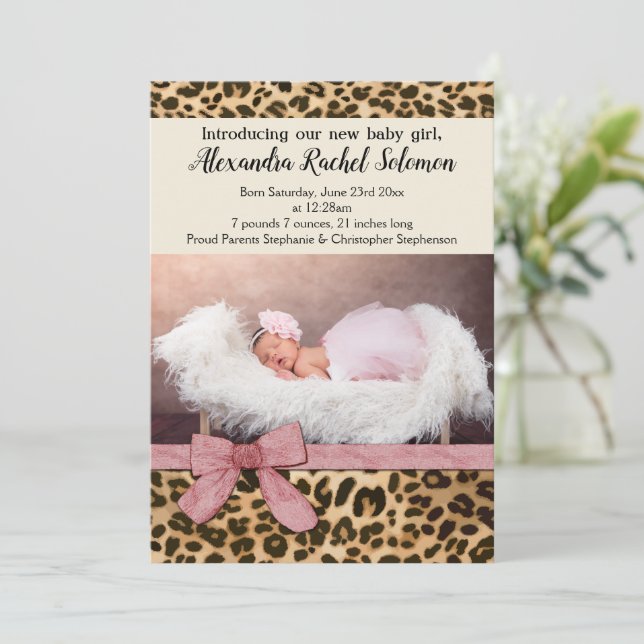 Leopard Pink Bow Girl Baby Birth Ankündigung (Stehend Vorderseite)