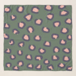 Leopard Print Pink Dark Blue und Green Schal<br><div class="desc">Modischer Chiffonschal mit großem Leopardendruck in Rosa und Dunkelblau auf grünem Hintergrund. Exklusiv für Sie von Happy Delphin Studio entworfen.</div>