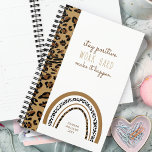 Leopard Print Rainbow Bleibe Positives Zitat 2023 Planer<br><div class="desc">Bleibe Positive Arbeit Hard Make it Pappen,  personalisierter Planer mit Regenbogenleopard Printdesign. Einfach,  mädchenhaft und trendig mit modernem Zitat in handgeschriebener Typografie - perfekt für Schule,  Büro und Multitasking-Mommas!</div>