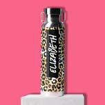 Leopard Print Trinkflasche<br><div class="desc">Ein lustiger Leopardendruck bedeckt diese Wasserflasche, personalisiert mit dem vertikal bedruckten, in beiderseits schwarzen Schriftzeichen bedruckten Namen.</div>