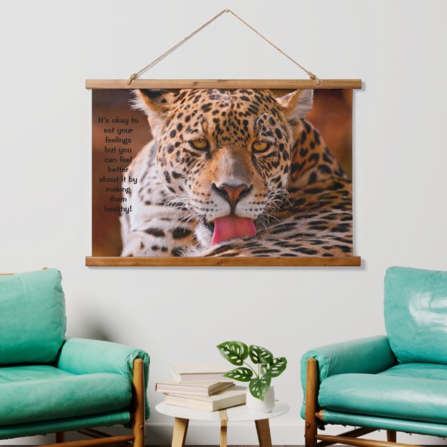 Leopard putzt seine Pfoten Wandteppich Mit Holzrahmen (Wohnzimmer)