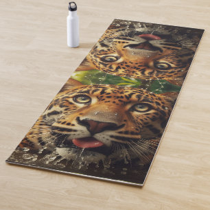 Leopard Stares beim Wasserlappen im Dschungel Yogamatte