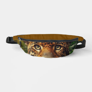 Leopard starrt beim Wassertrinken im Dschungel Bauchtasche