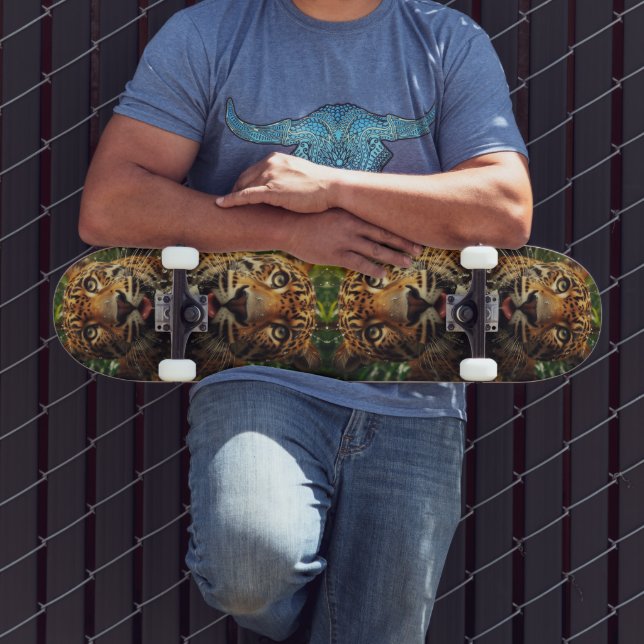 Leopard starrt beim Wassertrinken im Dschungel Skateboard (Außenbereich 3)