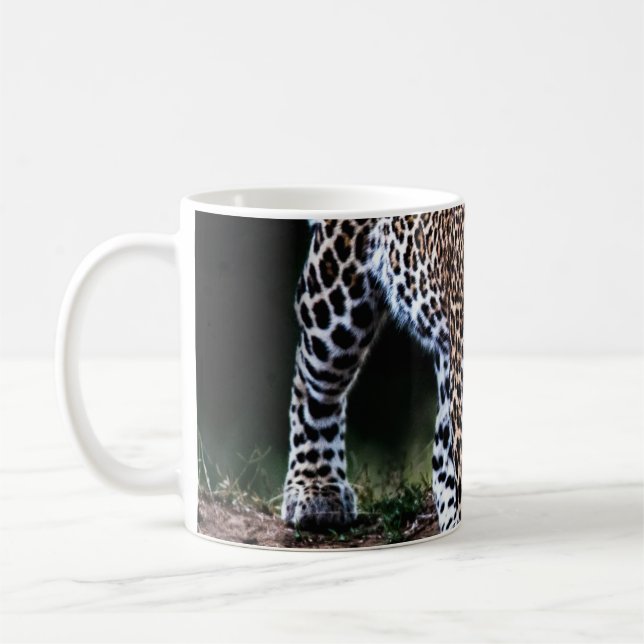 LEOPARD WALKING IN WILD KAFFEETASSE (Links)