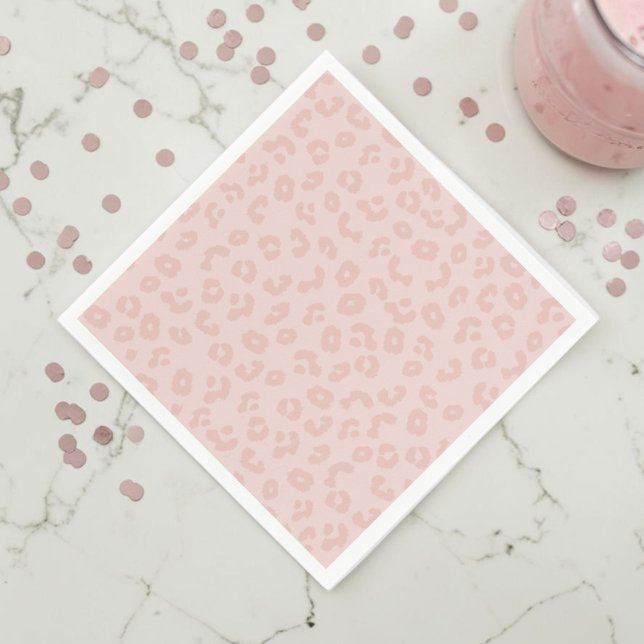 Leoparddruck in Rosa Serviette (A pink leopard print napkin on a white marble countertop with muted pink confetti and a pink drink.)