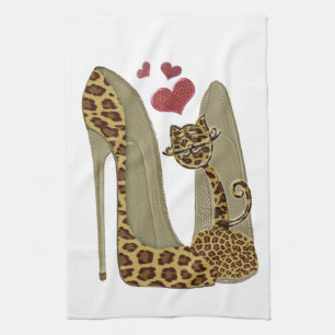Leoparddruck Stilett-Schuhe und niedliche Geschirrtuch