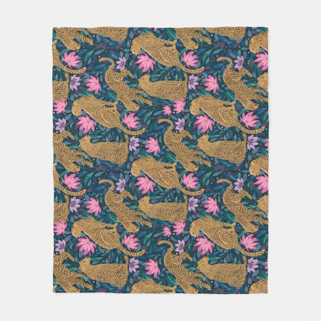 Leoparden im Blumendschungel Fleecedecke (Vorderseite)