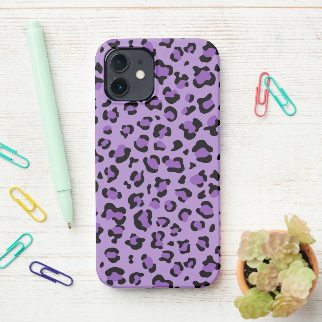 Leopardendrucke, Leoparden-Spots, Lila Leopard iPhone 12 Hülle (Auf dem Schreibtisch)