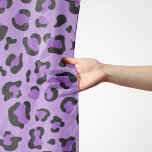 Leopardendrucke, Leoparden-Spots, Lila Leopard Schal<br><div class="desc">Elegantes,  stilvolles und raffiniertes Leopardenmuster in lila Farbe. Modernes und trendiges Geschenk,  perfekt für den Liebhaber von Tierdrucken in Ihrem Leben.</div>