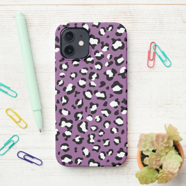 Leopardenmuster, Leoparden, Lila Leopard iPhone 12 Hülle (Auf dem Schreibtisch)