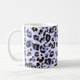 Leopardenmuster nahtlos. Lila Hautstruktur. Kaffeetasse
