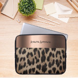 Leopardenmuster schwarz Bronze metallisch Laptopschutzhülle<br><div class="desc">Elegant,  glamourös und feminin mit braunem und schwarzem Leopardenmuster,  Foto aus Leoparden. Template für Ihren Namen,  ein modernes handgeschriebenes Stilskript. Ein Imitat Bronzemusik Band. Schwarze Buchstaben.</div>