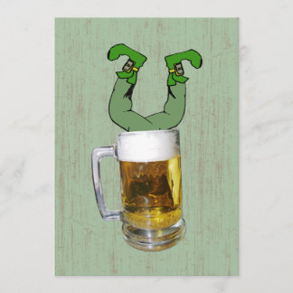 Leprechaun im Bier-Party Einladung