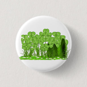 Leprechaun-Zylinderhut liegt auf einem Feld aus Sh Button